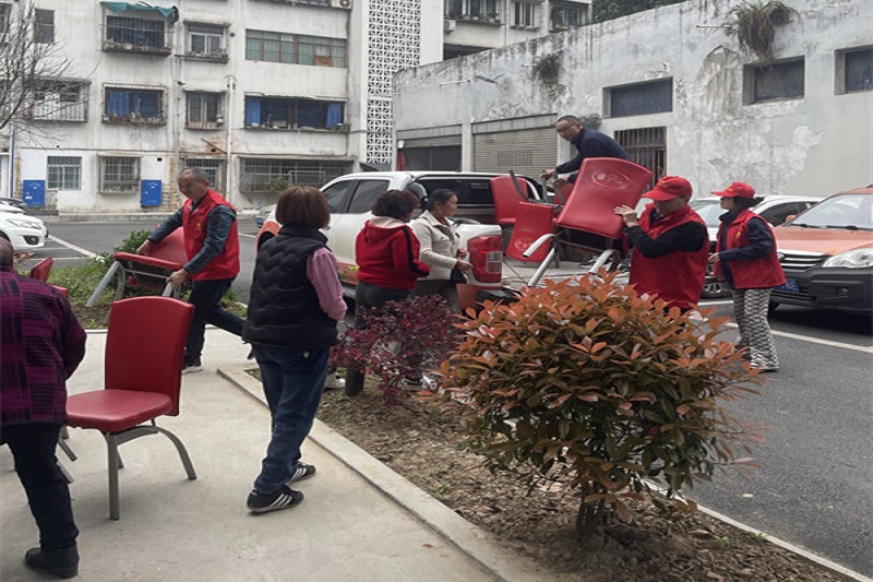 我為群眾辦實事||黨建引領送溫暖，愛心座椅進社區
